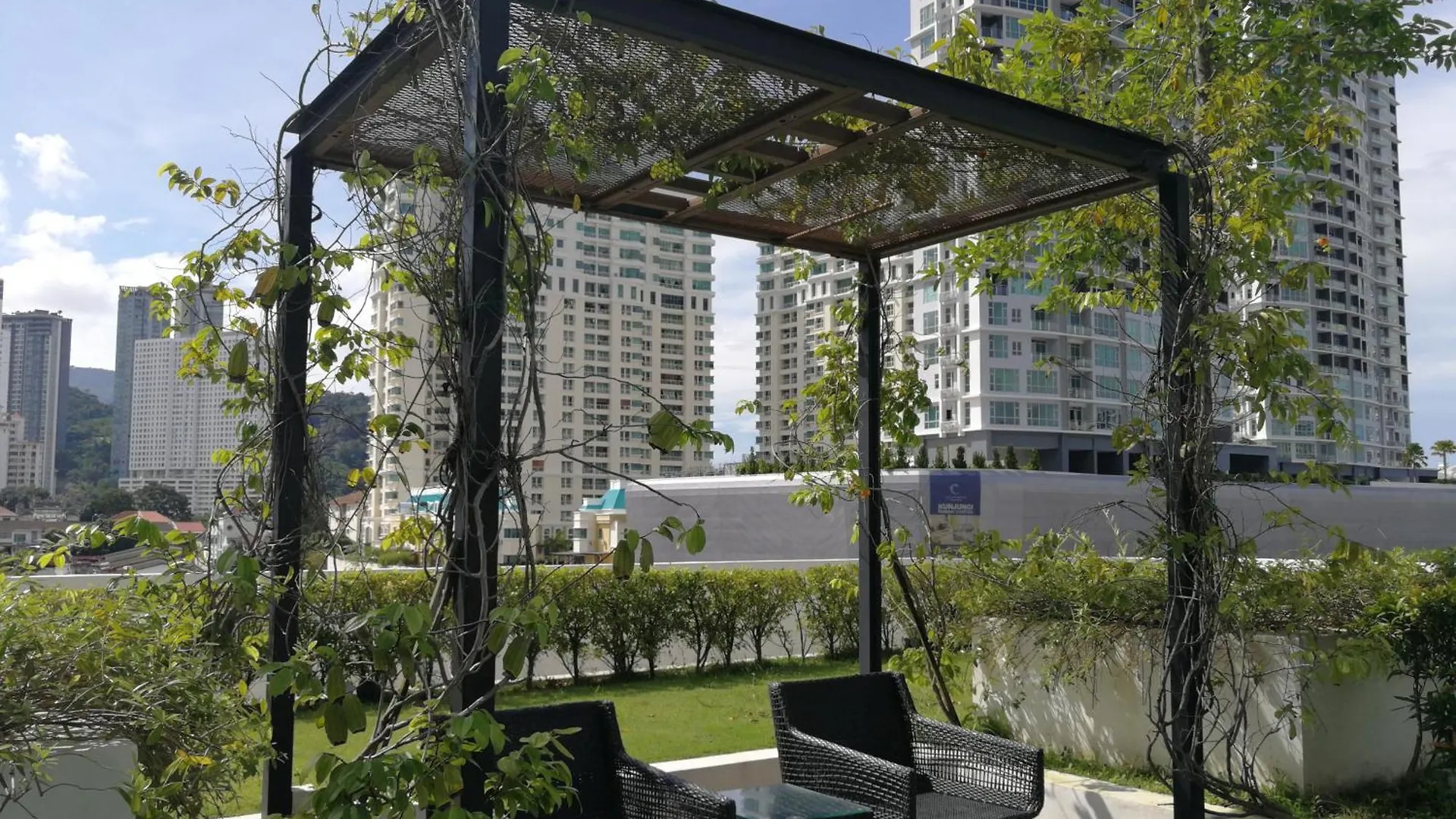 Landmark Superb Coastline View Studio # Netflix # Fast Wifi # Atari Apartment Tanjung Tokong Malaysia